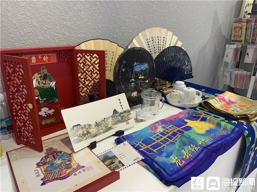 一把折扇畫(huà)泉城 濟(jì)南文創(chuàng)產(chǎn)品亮相首屆中國(guó)文旅博覽會(huì)，助力文化交流